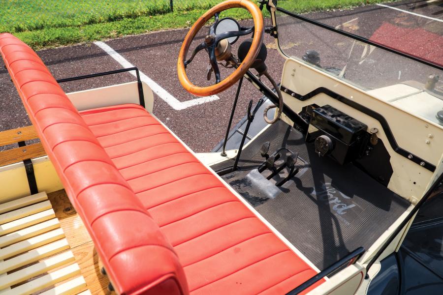 Интерьер Ford Model T Pickup 1915 года  (фото 2 из 14)